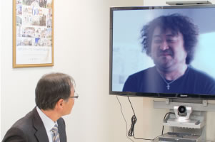 Skypeで打ち合せ中の葉加瀬太郎さんと竹川理事長