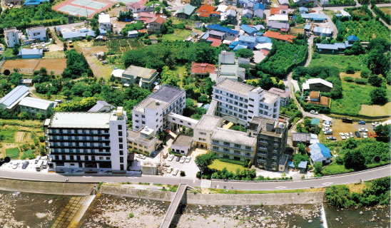 現在の建物になる前の熱川温泉病院（1980年代）